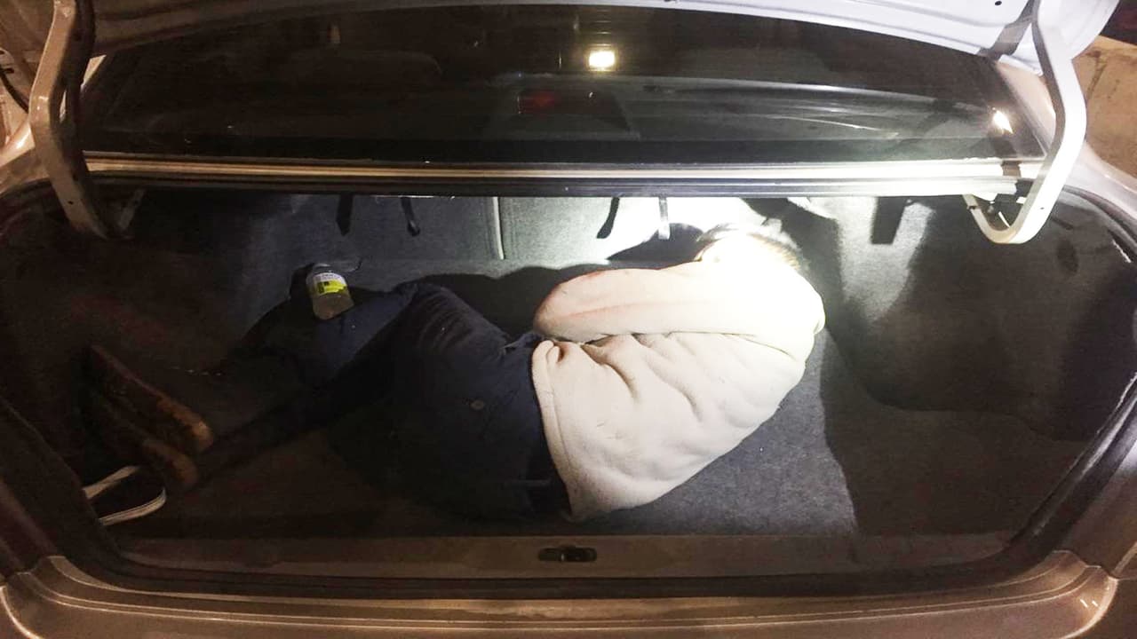 Las autoridades fronterizas encontraron a dos inmigrantes escondidos en maleteros de autos y decomisaron 106 libras de marihuana 