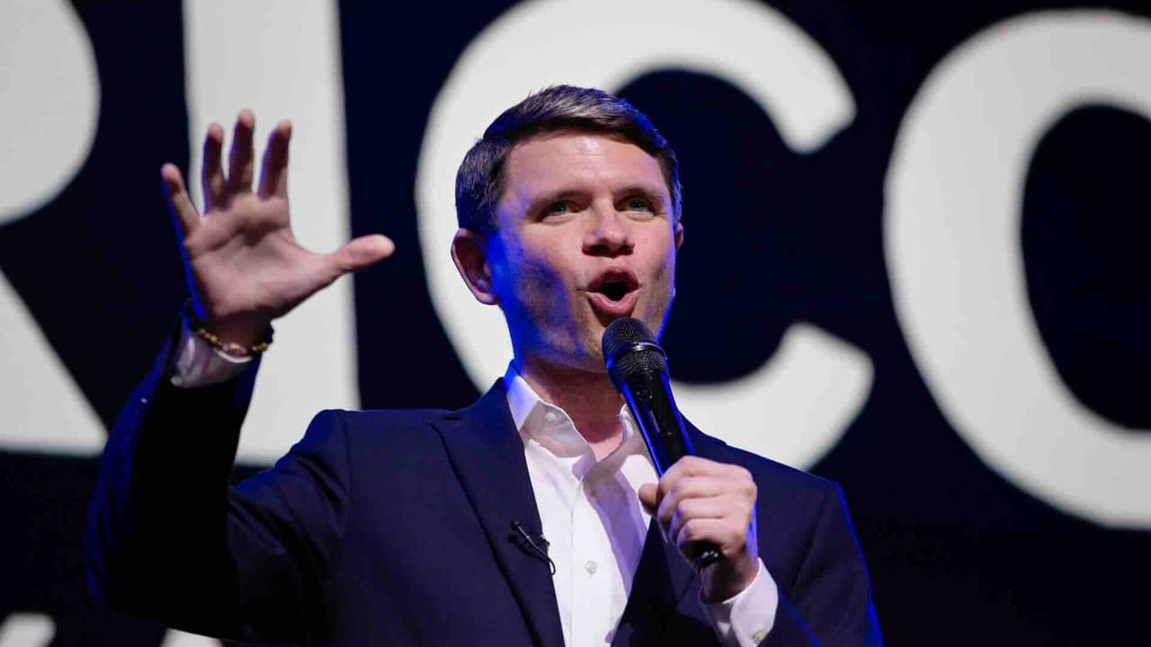 James Talarico denuncia guerra en Irán y habla de migración en Texas