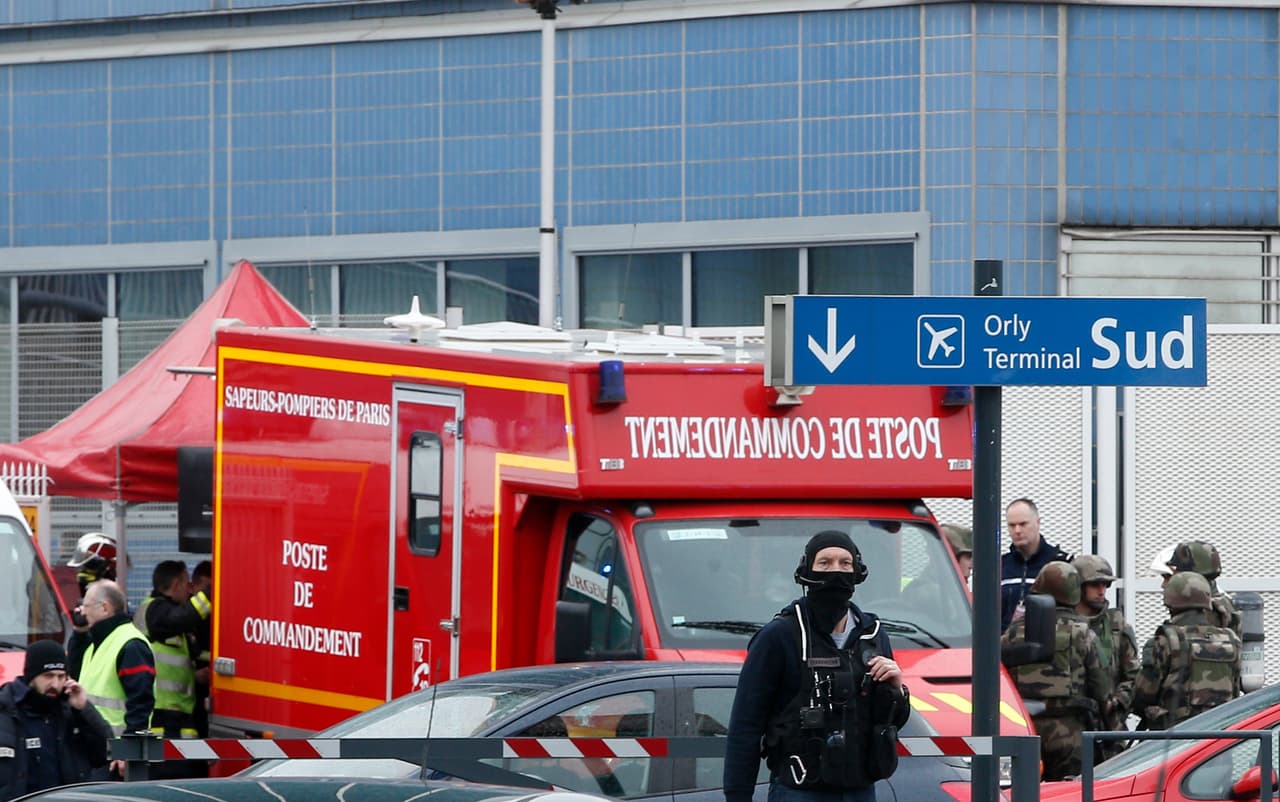 Dispositivo de emergencia en el aeropuerto parisino de Orly