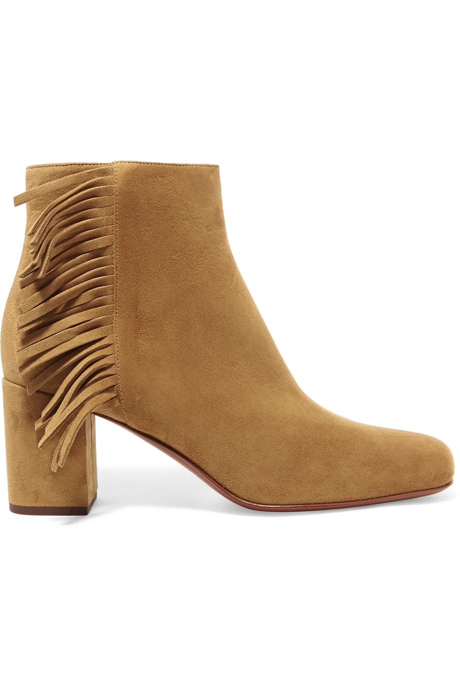 Los botines a los tobillos (o como se conocen en inglés
<i>ankle boots</i>) de gamuza son los zapatos más relevantes para el otoño. Ideales los de tacones muy cuadrados como de los años 60 y de flecos laterales como los que propone Saint Laurent
<a href="http://www.ysl.com">(www.ysl.com).</a>
<br>