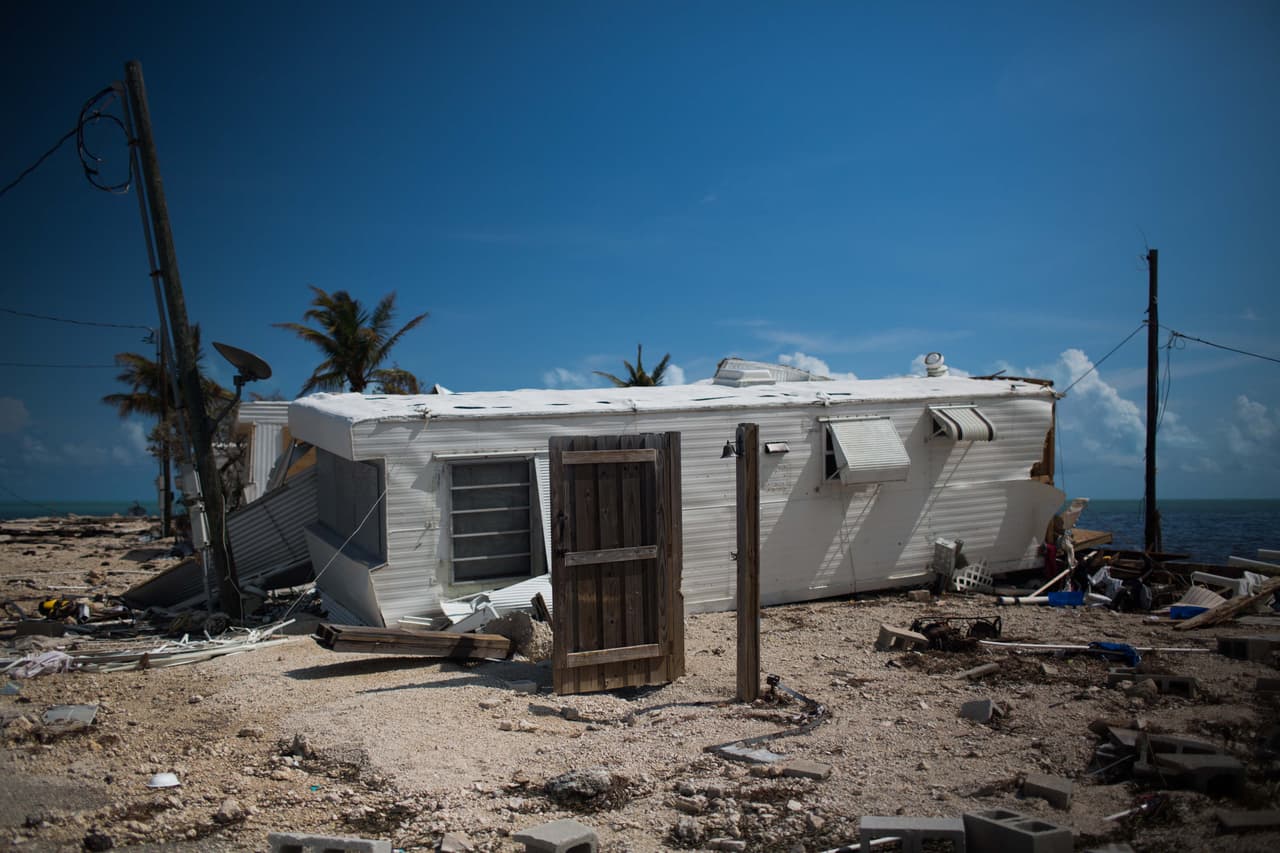 Una puerta se mantiene erguida al lado de un tráiler destrozado por el huracán Irma en Plantation Key, Florida. Almudena Toral/Univision Digital