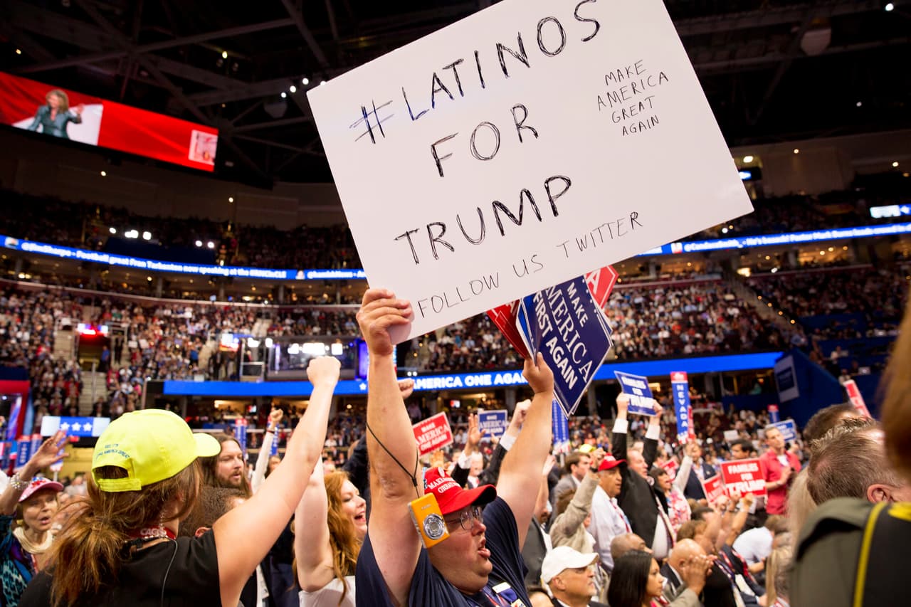 Este delegado levanta un cartel en el que se lee el hashtag "Latinos por Trump", cada vez que algún orador menciona enérgicamente el nombre del candidato.
