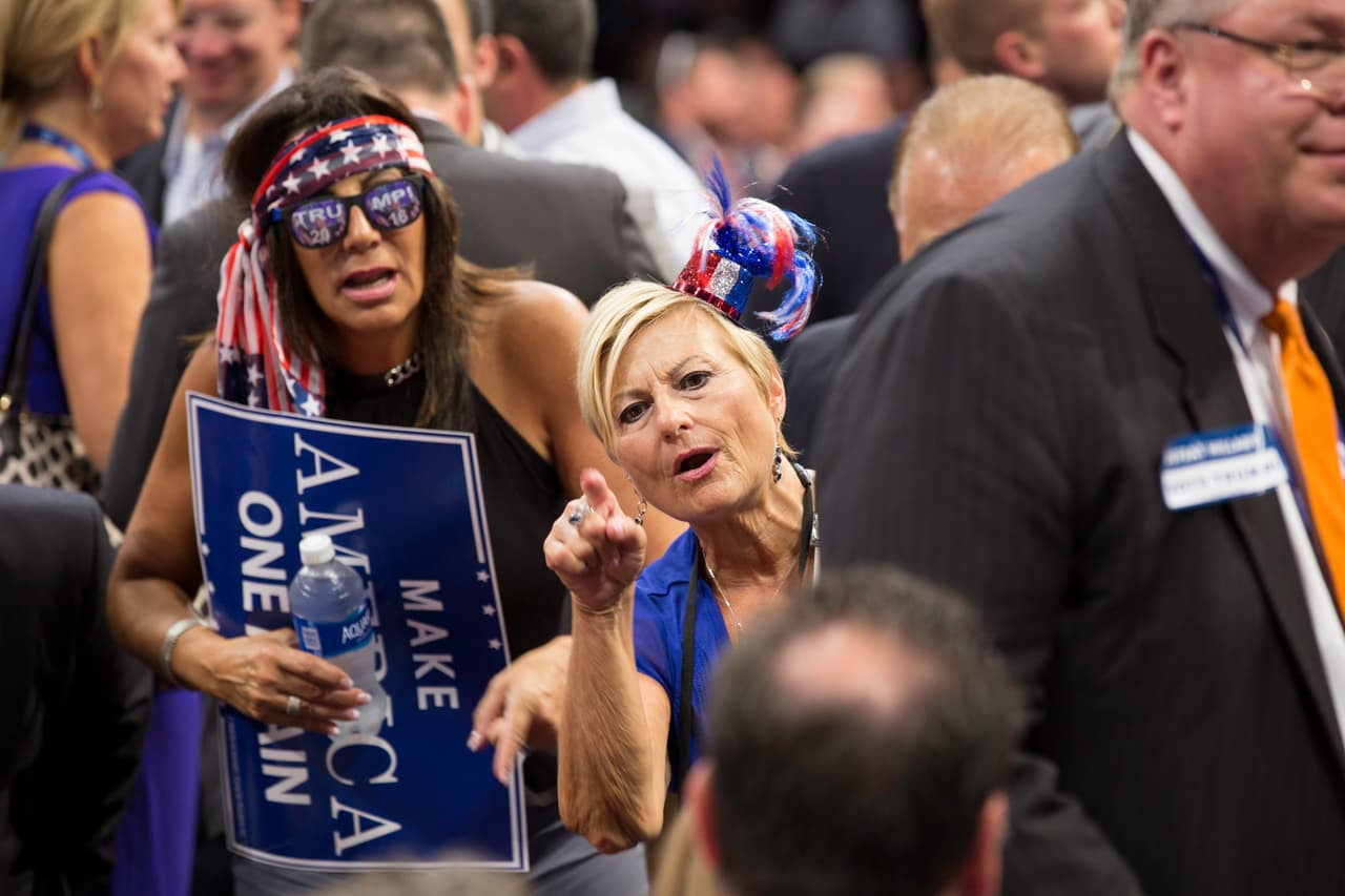 La espera por el momento estelar, en la la tribuna principal es muy dificil caminar por la cantidad de gente en el lugar. Algunos delegados exigen que se les permita acceder a sus puestos, de un recinto lleno como ninguno de los días anteriores.