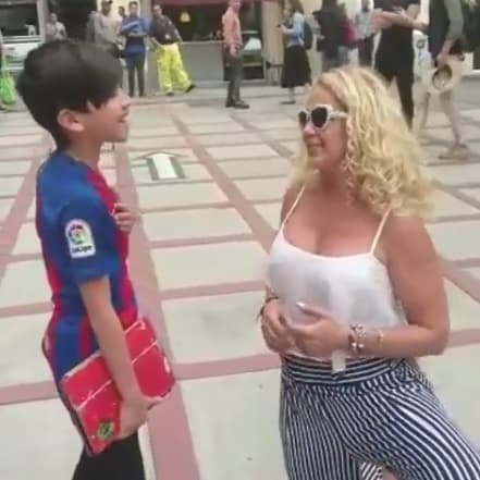 La vedette se puso a la altura de Kenneth para escucharlo cantar el tema 'No me quiero enamorar' de Kalimba, que entonó el domingo pasado en el escenario de Pequeños Gigantes.