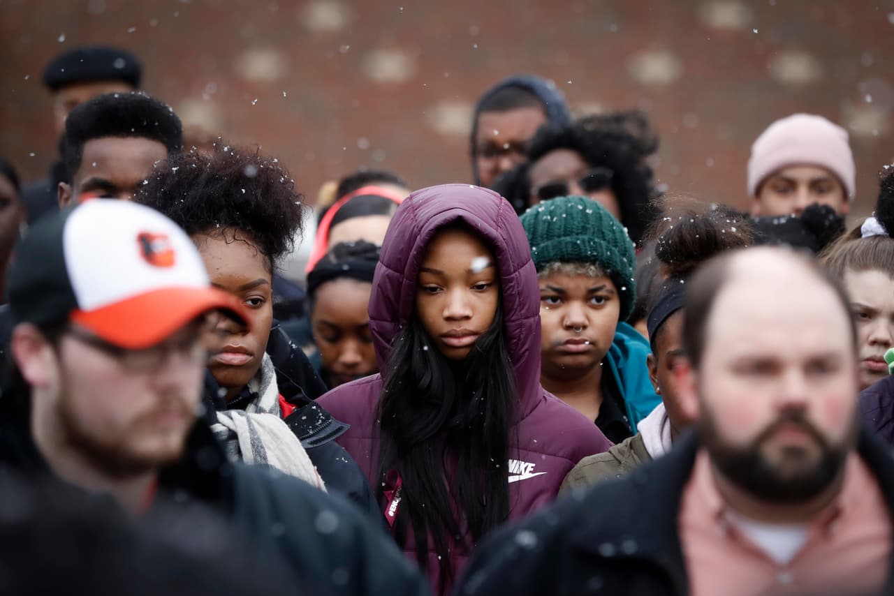 <b>Dayton, Ohio.</b> Los estudiantes de la escuela Stivers School for the Arts se reúnen en el campo futbol. 'National Walkout Day' fue el nombre que los organizadores dieron a la protesta
