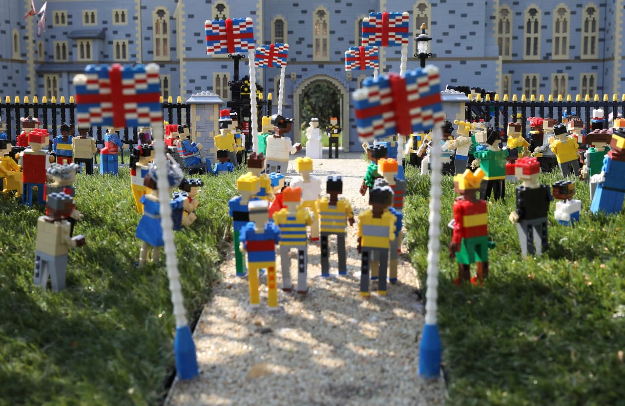 También se observan representaciones de los plebeyos que se reunirán en los jardines del castillo para presenciar el evento.