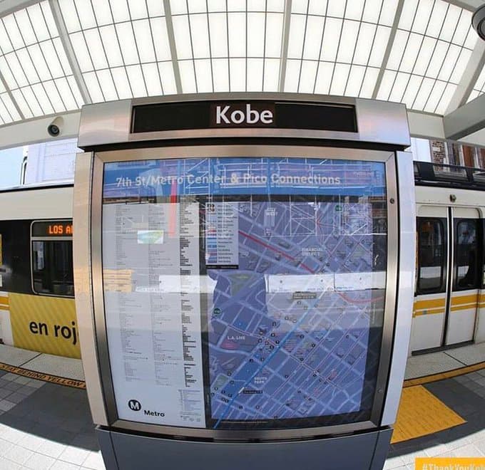 Incluso el Metro de Los Ángeles rinde homenaje a
<a href="https://www.univision.com/local/los-angeles-kmex/piden-compartir-fotos-y-videos-del-momento-del-siniestro-del-helicoptero-donde-viajaba-kobe-bryant">Kobe Bryant</a> con su nombre en las caterleras y mapas.