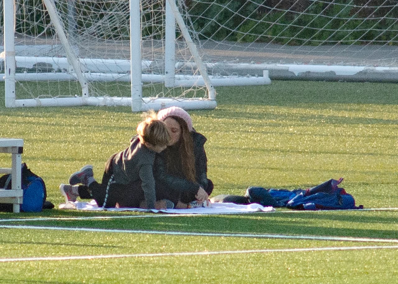 Cuando papá se movió a la cancha, entonces Shakira y Sasha planificaron algunas travesuras para entretenerse.