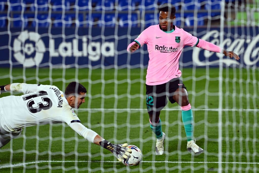 Los culés cayeron por la mínima diferencia en su cuarto compromiso de la competición española. Jaime Mata (56’) anotó el gol por la vía penal. Barcelona enfrentará al Real Madrid en su siguiente compromiso de La Liga; Getafe recibirá al Granada.