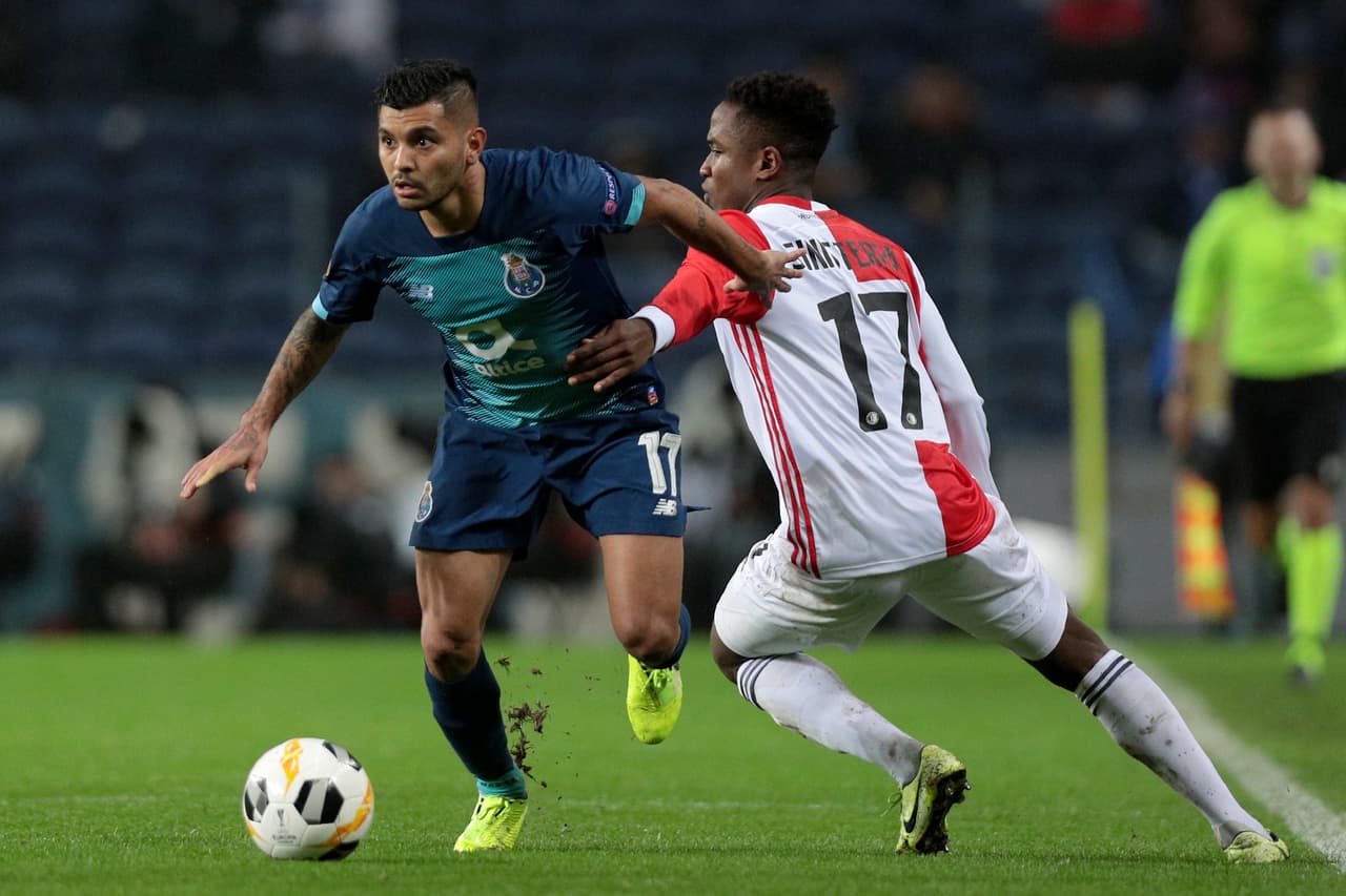 Jesús Corona desequilibró a la defensa del Vitória Guimaraes en el triunfo del Porto 1-2. El atacante mexicano jugó 84 minutos y sigue peleando con el Benfica por la punta en la Primeira Liga, donde están un punto abajo.