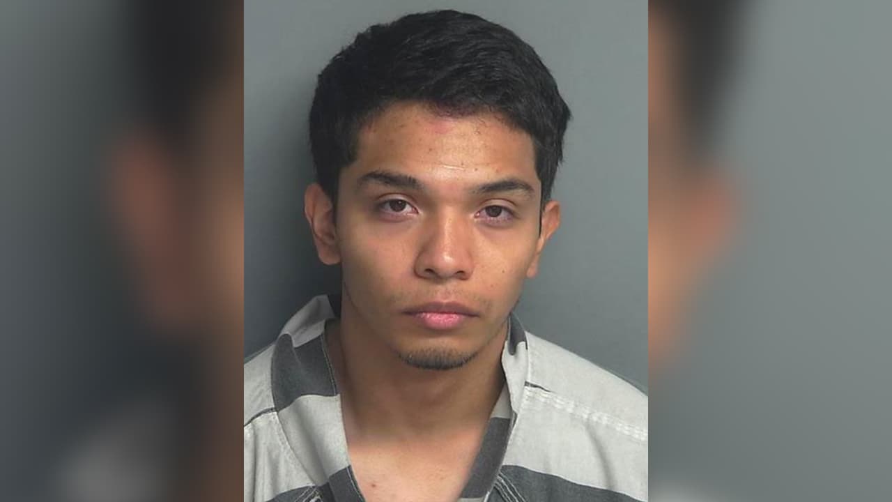 Acusan a trabajador de apartamentos de meterse semidesnudo en la cama de una niña en Texas