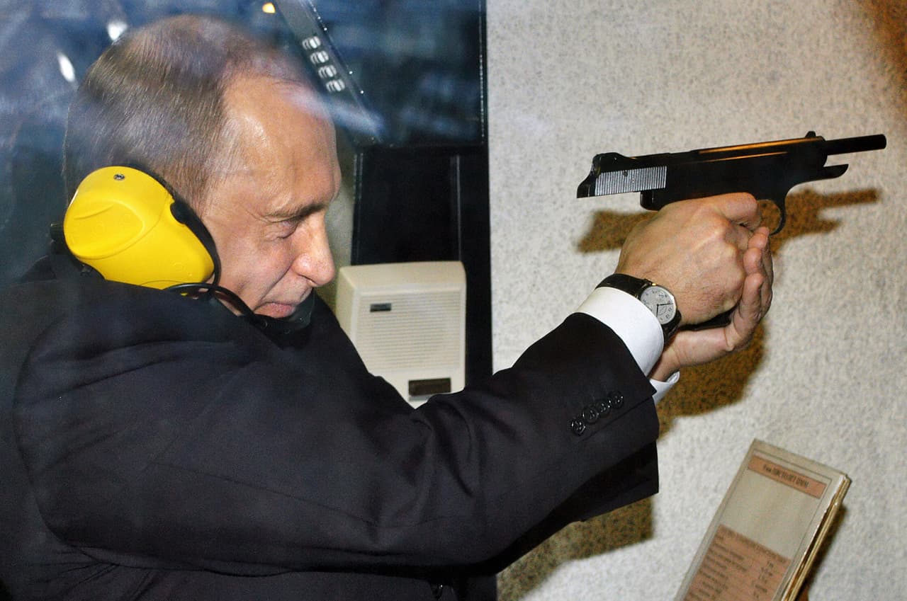 <b>Putin tirador. </b>El presidente durante una práctica de tiro en la sede del departamento de inteligencia ruso en 2006.
