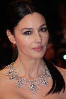 La italiana Mónica Belucci es sin duda una de las actrices más bellas del mundo, a sus 53 años. Su elegancia y aire de misterio coordinan a la perfección con su hermoso rostro y estilizada figura.