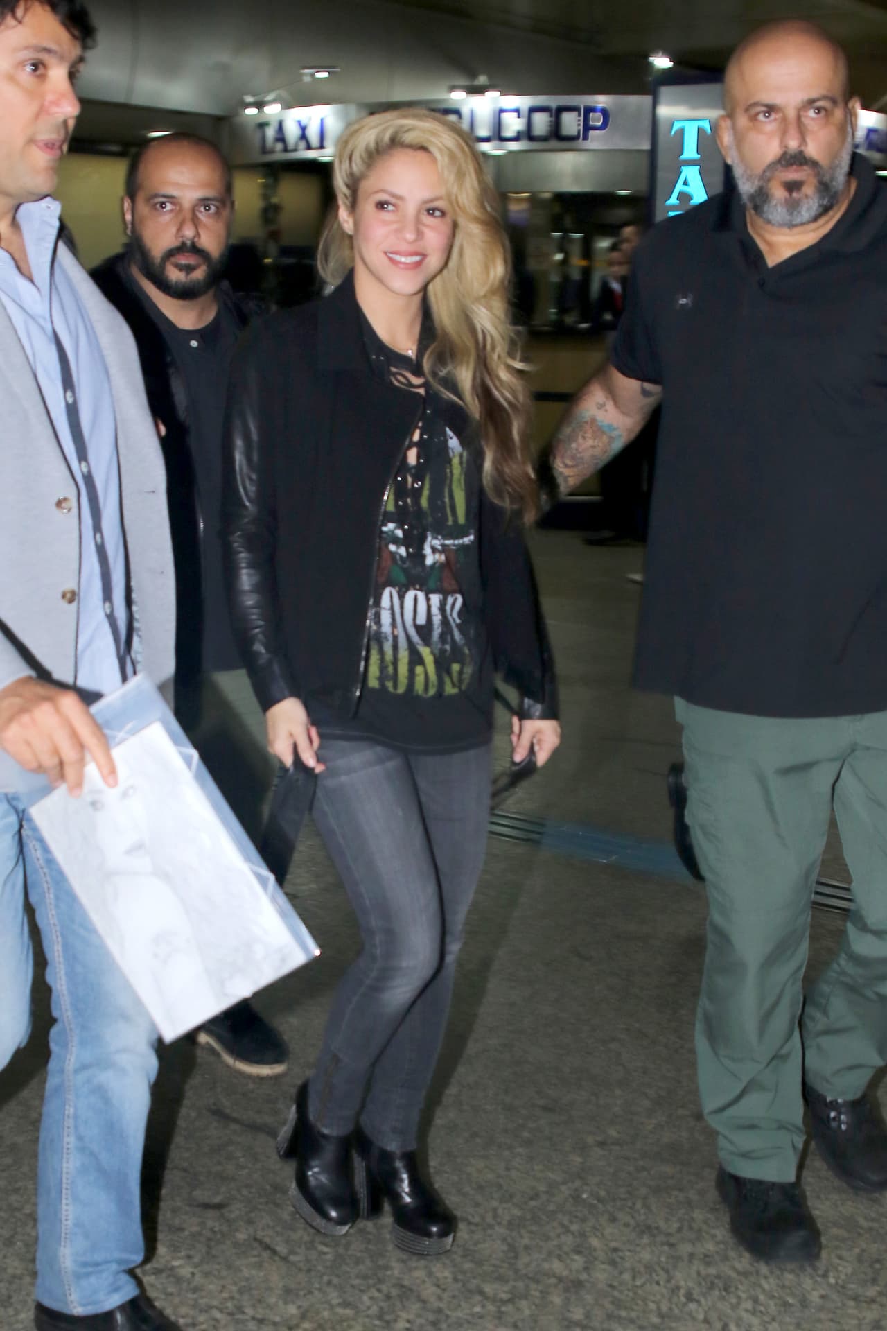 Fue solita sin su familia.