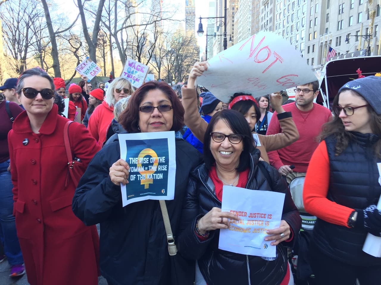 Que las mujeres se levanten significa que el país se levante, lee la hoja que sostiene una de estas manifestantes.