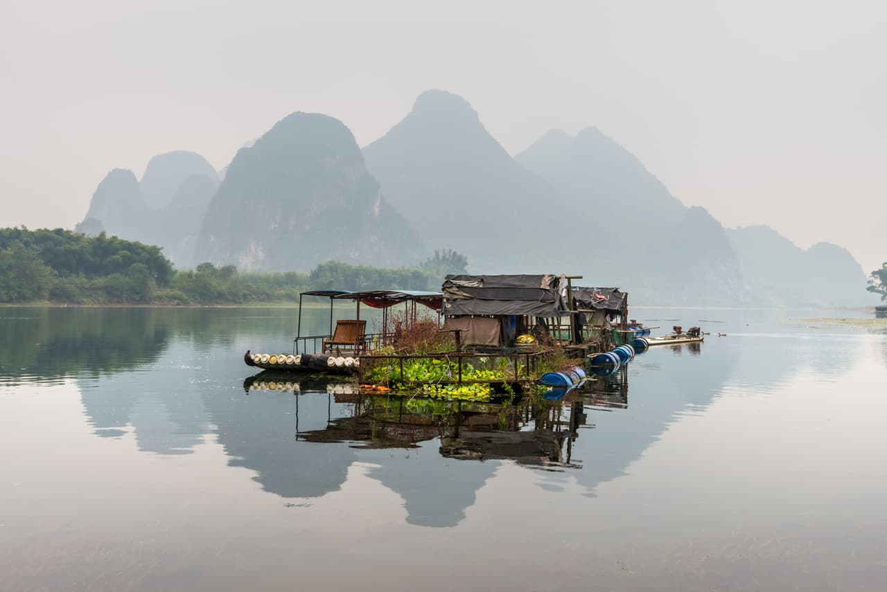 <b>Río Li</b>, Yangshuo, China. Destacado por ser uno de los mejores paisajes cársticos del mundo (formación caliza) y uno de los sitios más vistosos de China, este río es considerado una de las maravillas del mundo y se encuentra al sur de este país asiático.