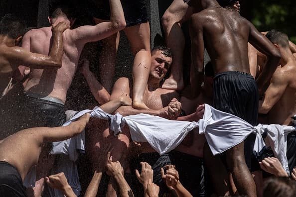 Los cadetes deben colocar en la cima del monumento un quepis, que es como se conoce a la gorra con visera horizontal del uniforme de gala.