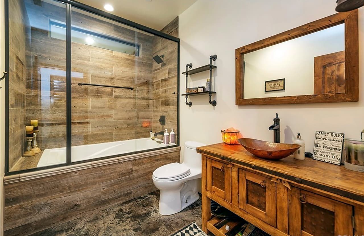 Los baños tipo spa son uno de los atractivos. El del dormitorio principal incluye vestidores dobles, lavabos dobles de piedra molida, válvulas de control de temperatura en todas las duchas y bañeras.