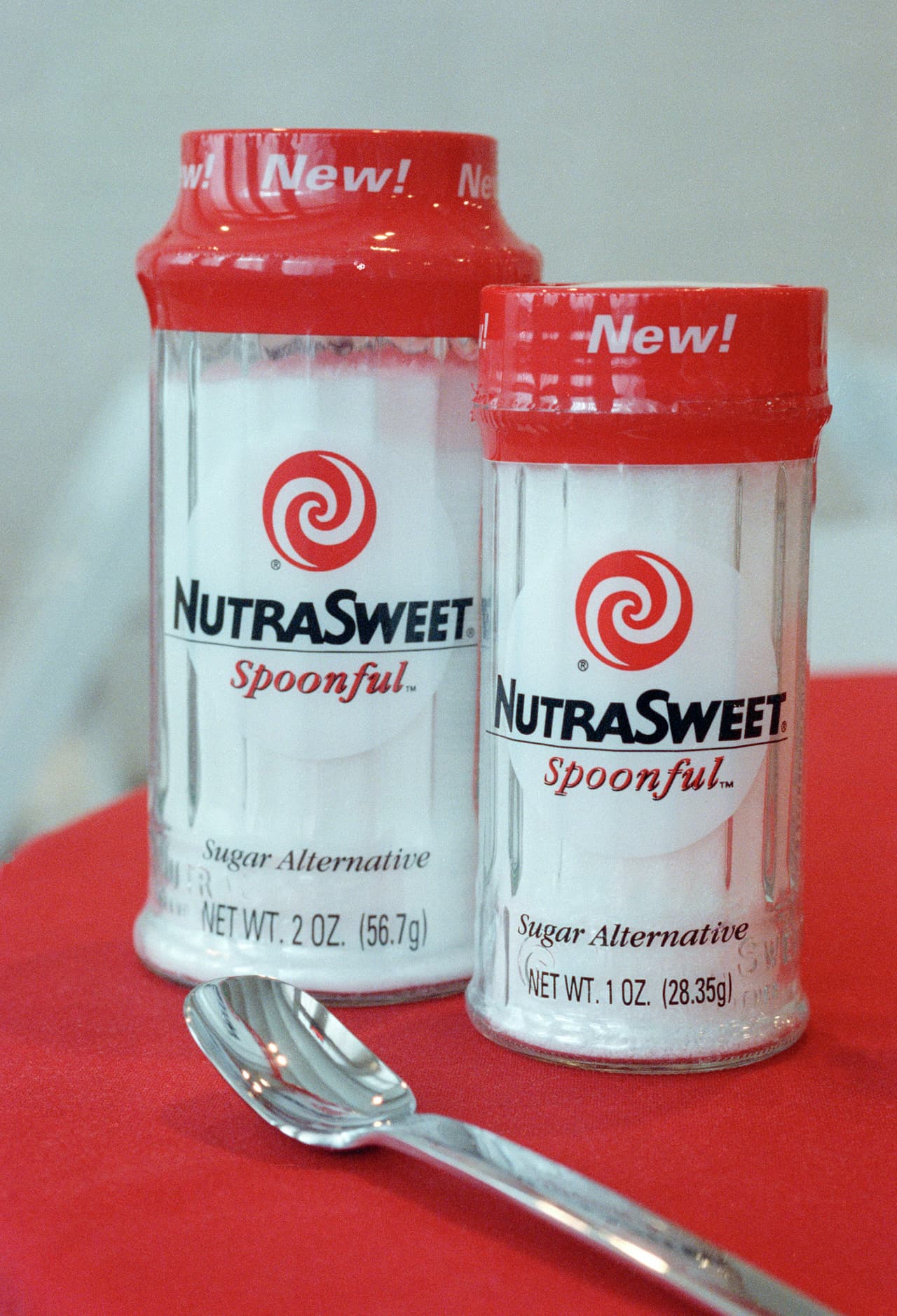 Aunque se han atribuido muchos problemas de salud al aspartame, hasta la fecha se han hecho más de cien estudios científicos que
<b><a href="http://www.tandfonline.com/doi/full/10.1080/10408440701516184?scroll=top&needAccess=true">no han demostrado una conexión</a> entre este edulcorante y el <a href="http://uni.vi/RWvO30acLZJ">cáncer</a></b> u otras patologías en humanos. La única contraindicación para su consumo es padecer de fenilcetonuria, una enfermedad que interfiere con la habilidad de metabolizar adecuadamente la fenilalanina, un componente del aspartame.