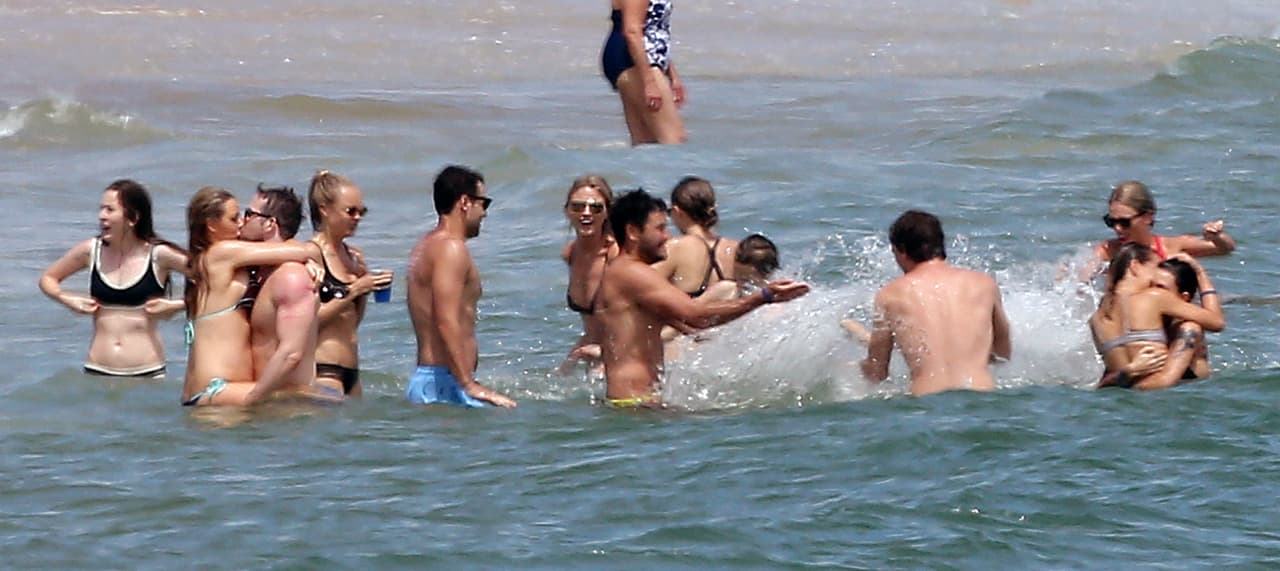 La cantante lució su cuerpazo en un bikini rojo.