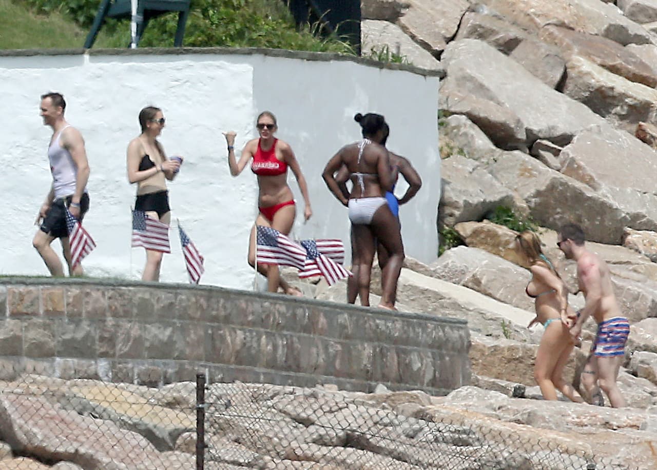 No se puso muy feliz al ver a los paparazzi husmeando en su fiesta.