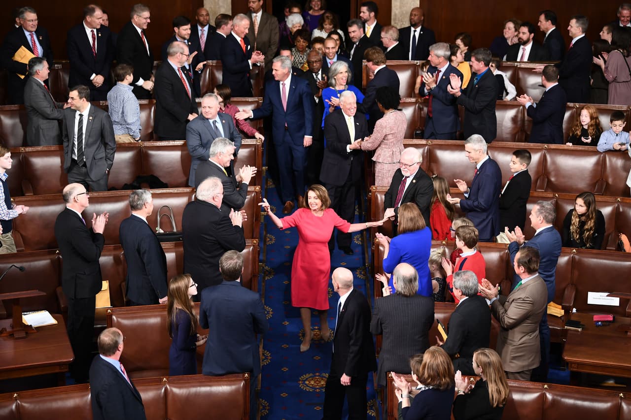 Nancy Pelosi durante su caminata al asiento principal de la Cámara luego de ser elegida presidenta.