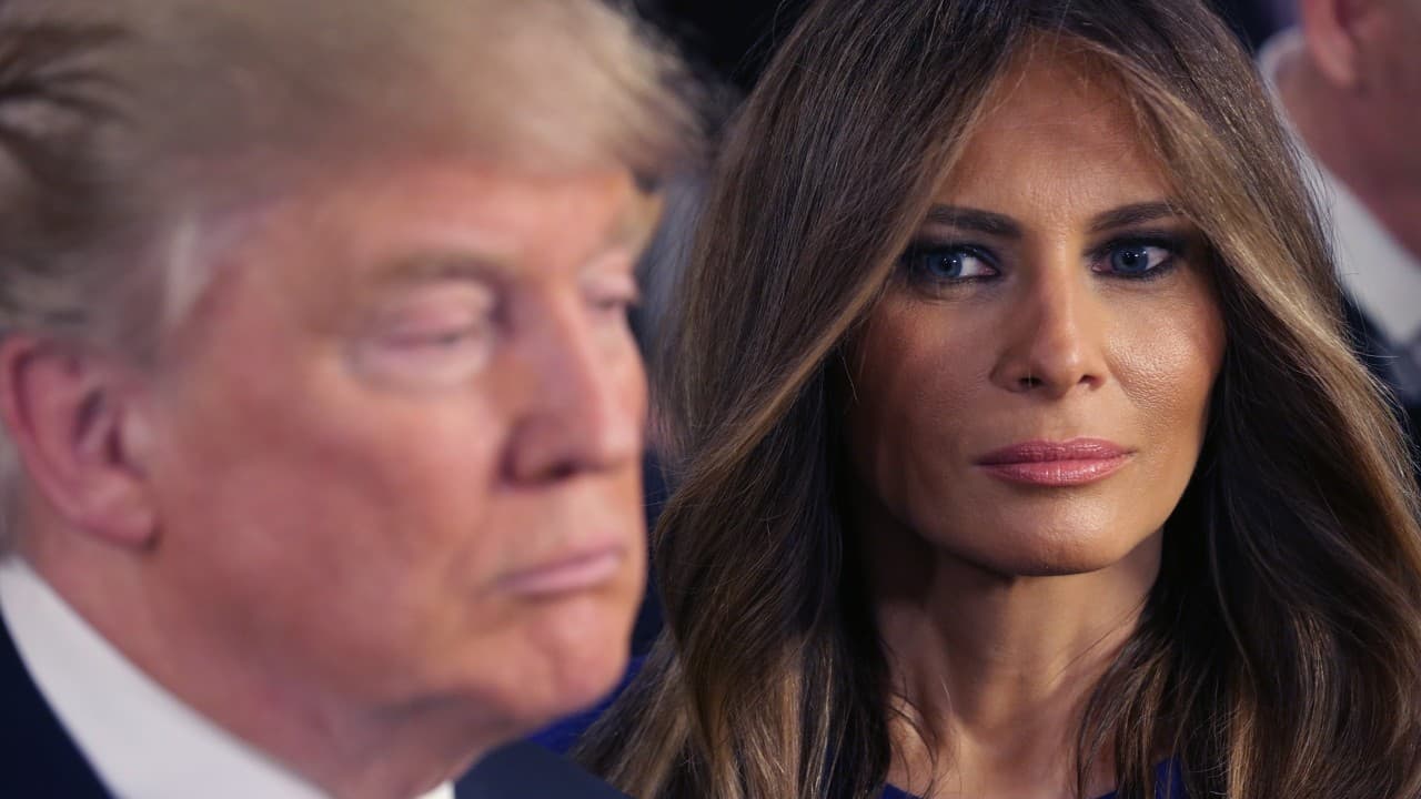 ¿Nos está queriendo decir algo Melania con sus reticencias a darle la mano al presidente Trump?
