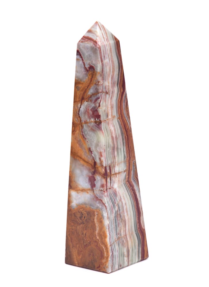 El ónix favorece la meditación, la concentración y nuestros poderes de análisis. También, al meditar y hasta para dormir, puede que brinde visiones y orientación a través de la meditación y los sueños, para aconsejarnos sobre qué cambiar en nuestras vidas.