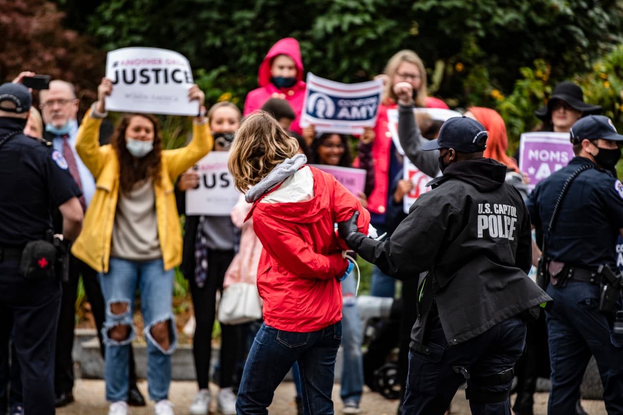 En los alrededores del Capitolio se produjeron manifestaciones a favor y en contra de Barrett, una evidencia más de la polarización política que vive Estados Unidos. 
<br>