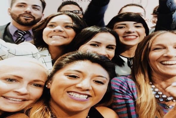 Los empleados de la tienda tampoco perdieron tiempo y se sacaron un 'selfie' con ella. (fotos: Twitter)