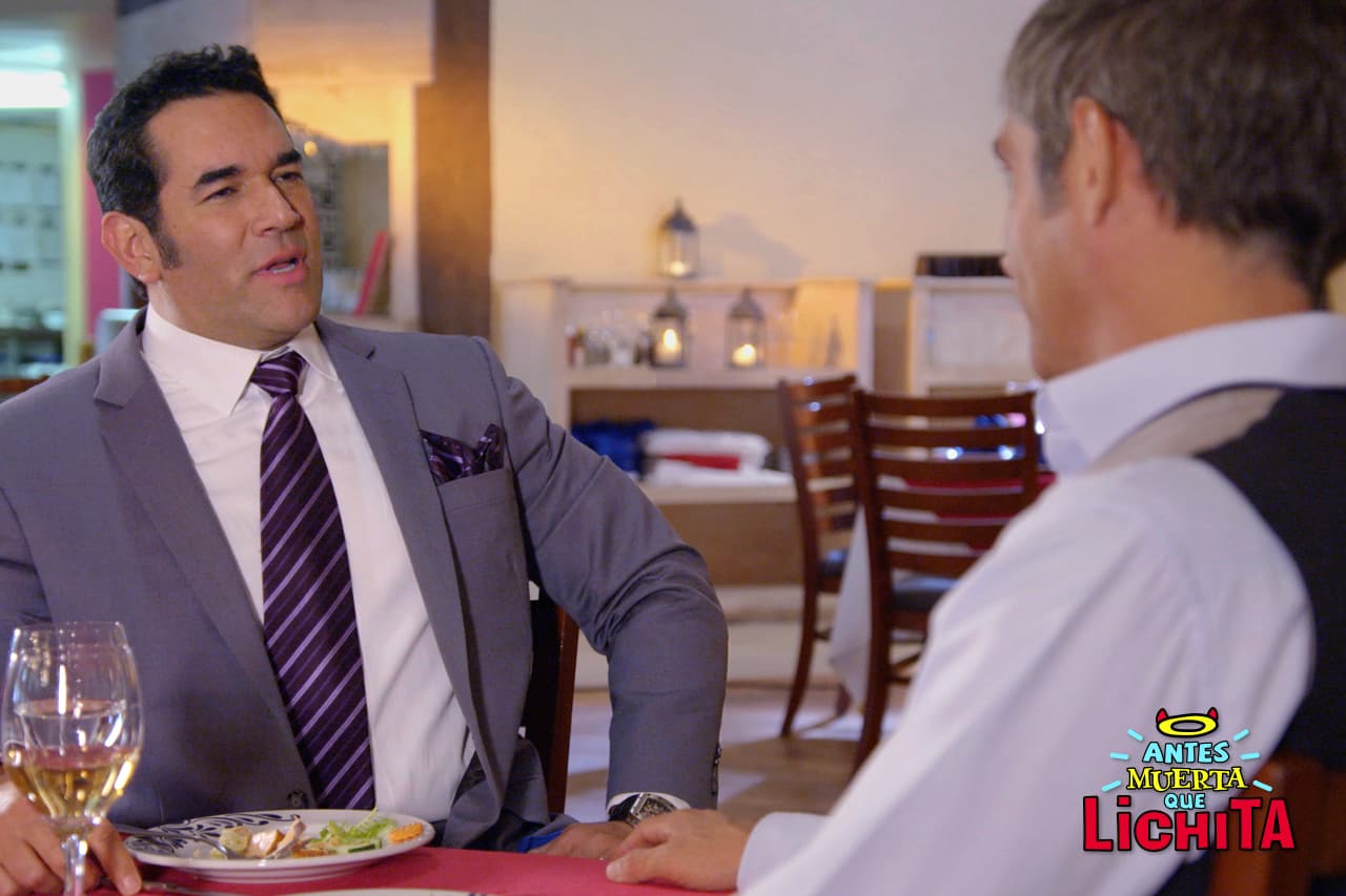 Augusto le pide a Roberto que siga siendo novio de Luciana para mantenerla ocupada.