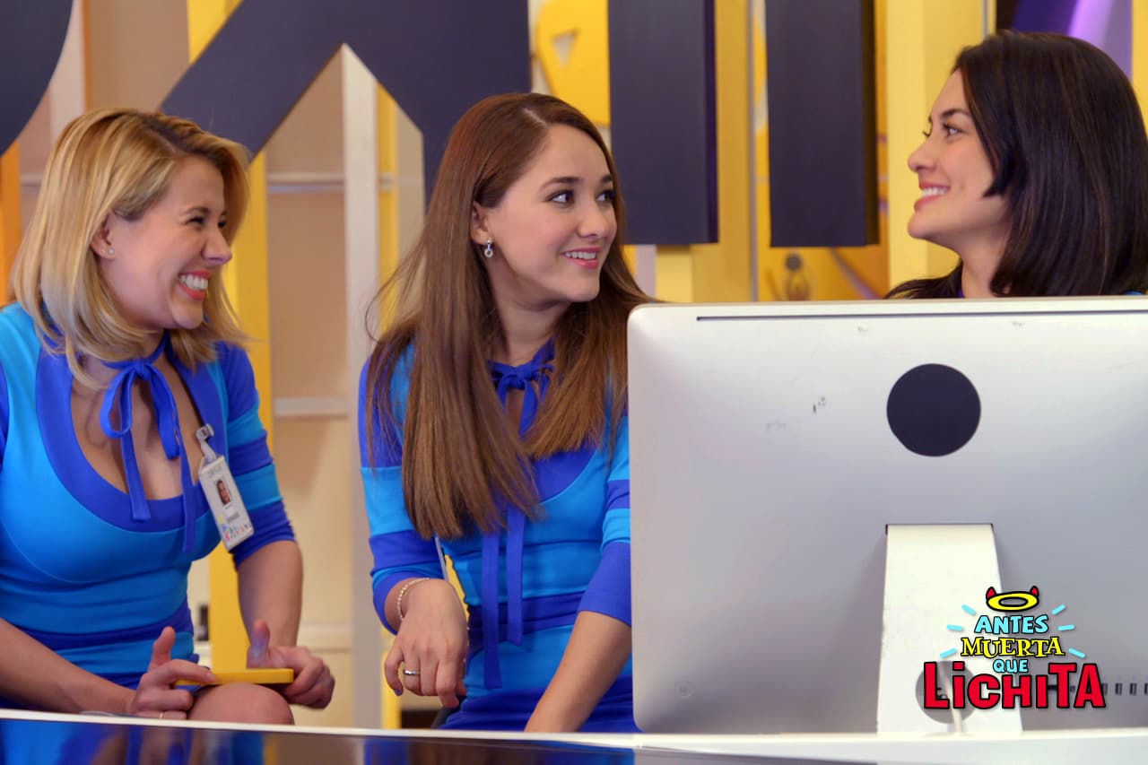 Magos comienza a trabajar en Icónika como recepcionista con ayuda de Fátima.