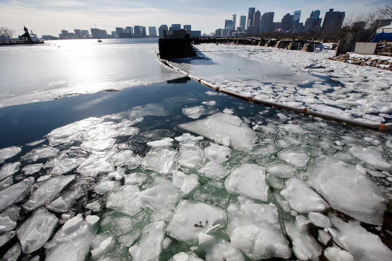 Bloques de hielo flotan en el puerto de Boston. Luego de una semana de bajas temperaturas la ciudad espera sentir el grueso de la ‘tormenta invernal’ a partir del jueves.
