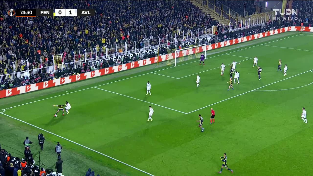 ¡TIRO ATAJADO! disparo por Kerem Aktürkoglu.