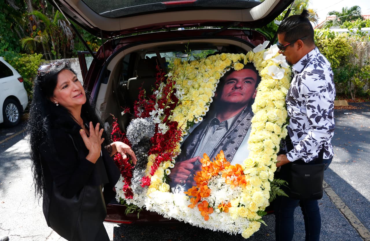Familiares, amigos y colegas de José José llegaron a la funeraria Caballero Rivero Westchester de Miami para despedir al cantante mexicano José José, y lo recordaron como uno de los más grandes artistas latinoamericanos y como una persona simple y humilde. En la fotografía un fanático del cantante que se identificó como Luis Brito, “El Mago de las Flores”, quien llegó con un arreglo floral construido con una foto del cantante.