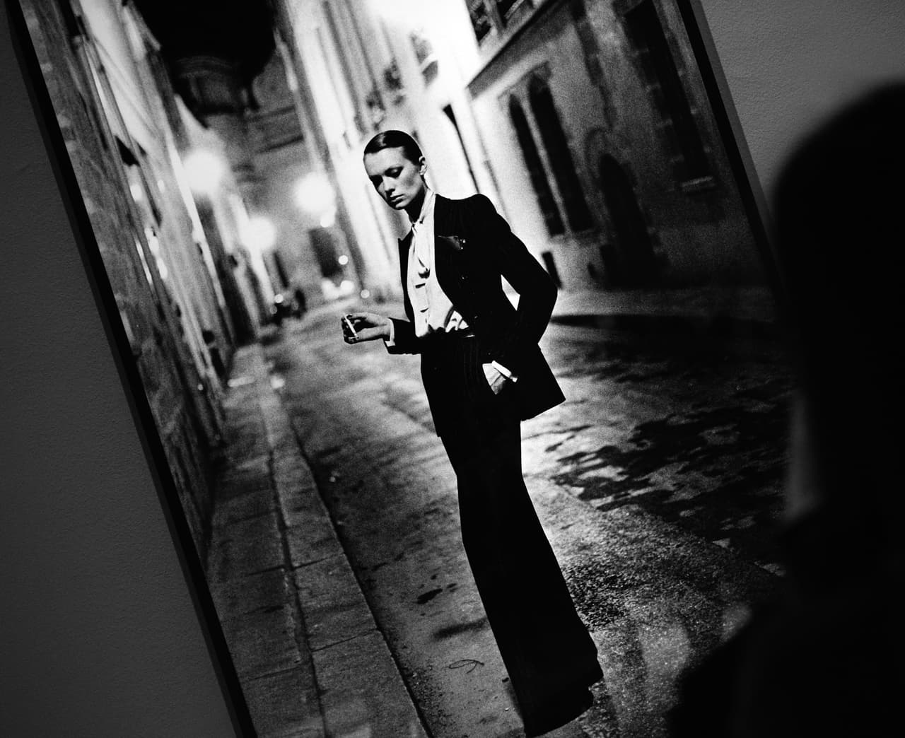 <b>1960 | El esmoquin como prenda sexualizada</b>
<br>"Solo el diseñador menos convencional podría ofrecer un traje de pantalón, y sólo una mujer sin miedo lo llevaría", señala The Metropolitan Museum of Art. El diseñador francés Yves Saint Laurent fue el que dotó al 
<a href="http://www.univision.com/estilo-de-vida/moda/olvida-los-vestidos-a-tu-prom-ve-en-esmoquin-negro-como-una-celebridad-fotos">traje masculino</a> de una apariencia sensual en su versión para mujeres. Bautizado como Le Smoking en 1966, la prenda se convirtió en un icono y continuó protagonizando escándalos. La socialité Nan Kempner intentó entrar a un restaurante de Nueva York vestida con el esmoquin y le prohibieron la entrada. Decidió quitarse los pantalones y volver sólo con la chaqueta como si fuera un minivestido, pero tampoco le dejaron.
<br>