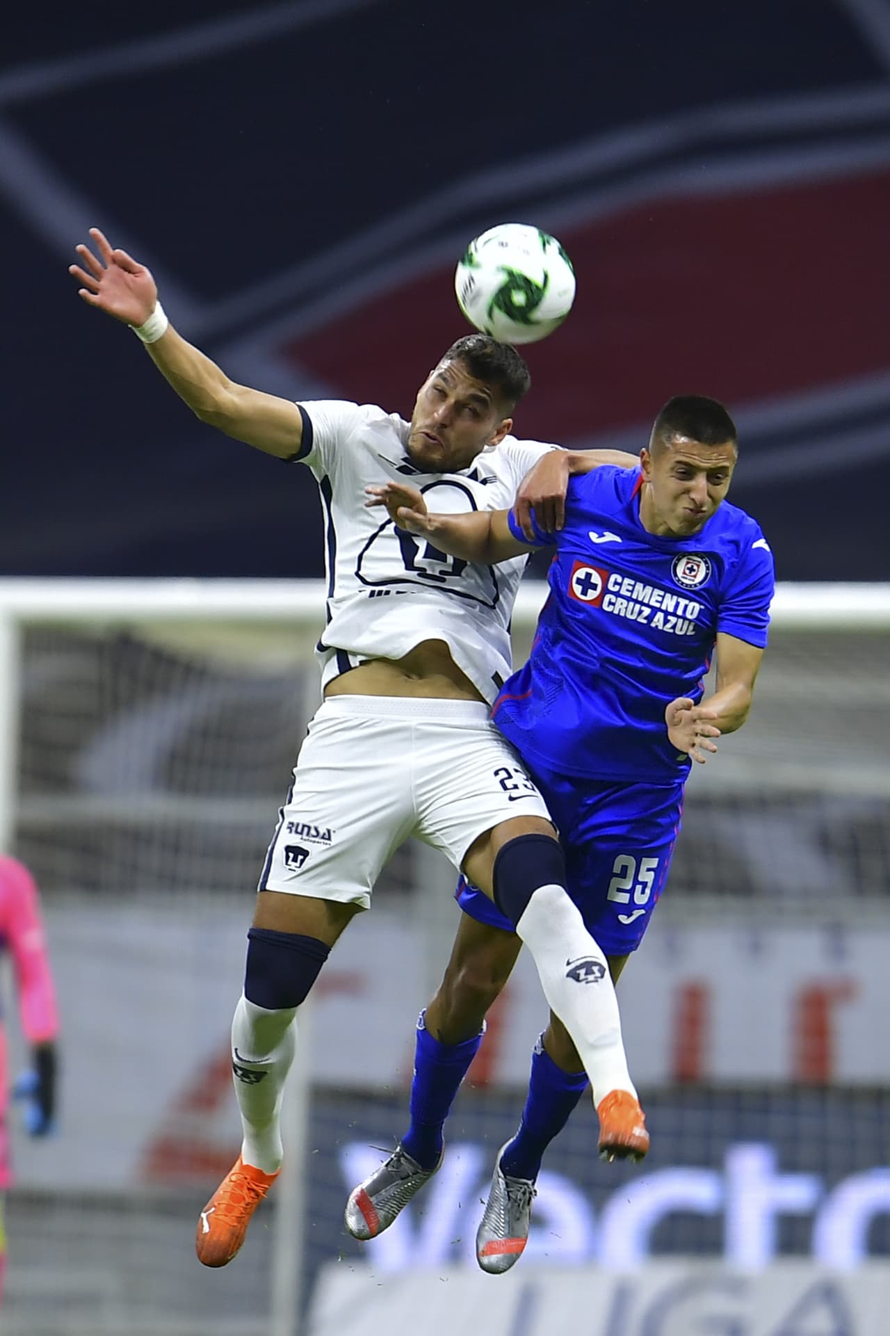 Con doblete de Luis Romo, gol de Rafael baca y gol de Roberto Alvarado, Cruz Azul golea a los Pumas y se queda a centímetros de la final del torneo.