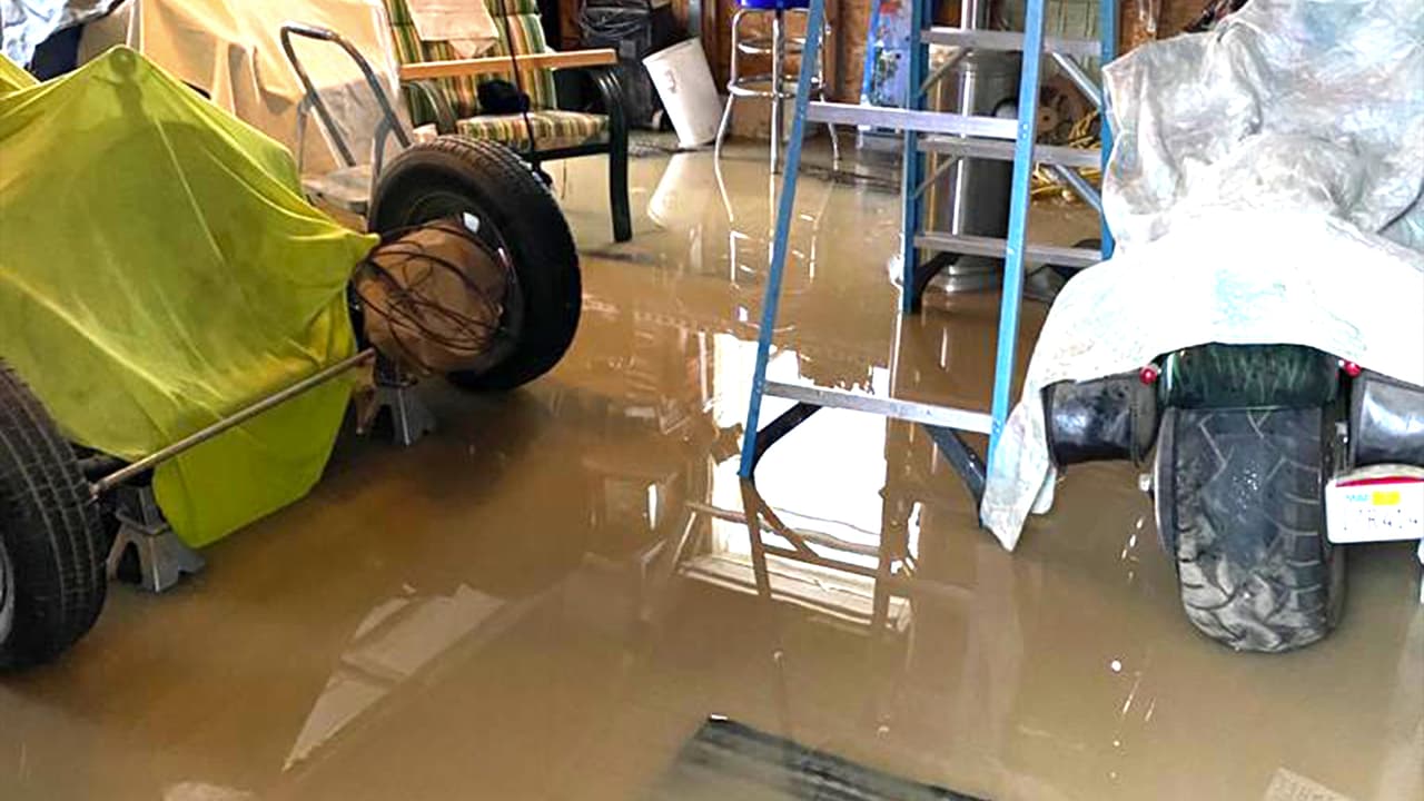 Los afectados acusan a la empresa constructora como la responsable del incidente. "Que me paguen", pide el afectado.