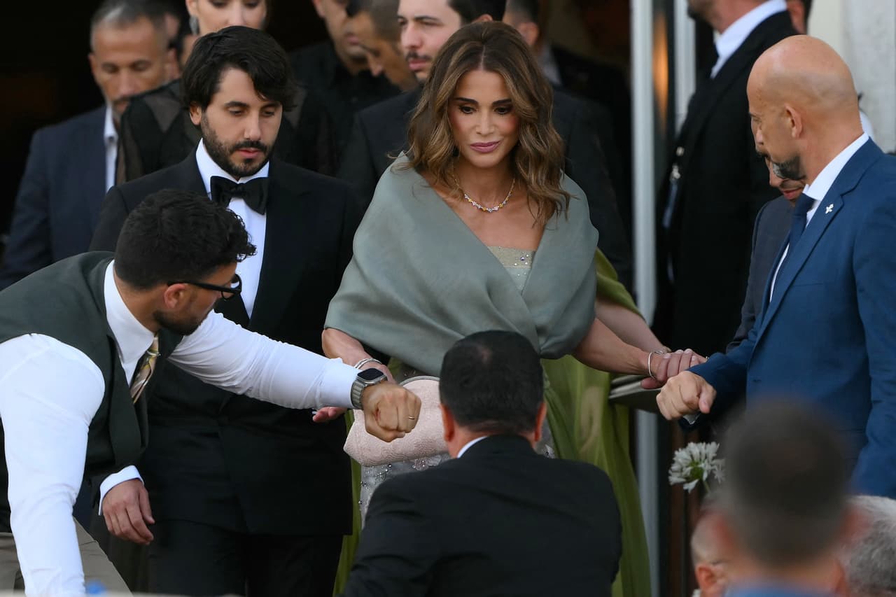 La reina Rania de Jordania sale del Hotel St. Regis.
<br>
<br>Según el prefecto de Venecia, Darco Pellos, el evento no precisó de ningún "refuerzo" policial respecto al dispositivo habitual de la temporada de verano.
<br>