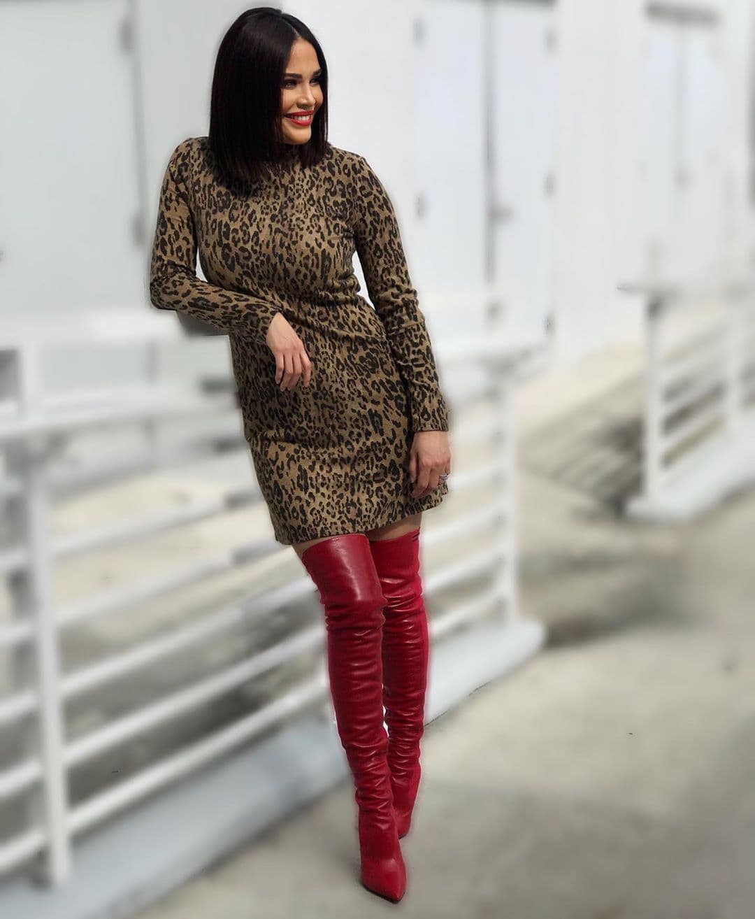 Karlita se lució con este vestido en animal print y unas botas rojas largas, lo cual le hizo mostrar su estilizada figura.