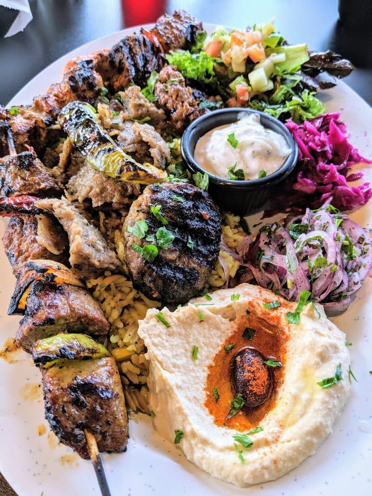 Dos puestos más abajo, en el lugar número 12, el restaurante
<b>Shish Ke Baba</b> se luce con la especialidad de la casa: Baba's Mix Grill. Ubicado en el popular barrio Mission en
<b>San Francisco</b>, este restaurante deleita paladares que buscan comida mediterránea.