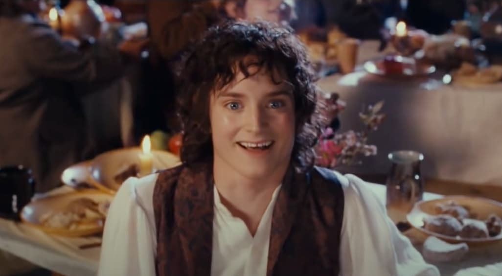 <b>Elijah Wood</b>
<br>Frodo Bolsón es el hobbit protagonista de la historia, gran amigo de Gandalf y Bilbo, quien atravesó la Tierra Media junto a Sam para llevar el anillo único al monte Doom y destruirlo.
<br>