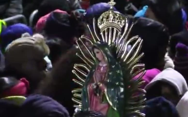 Desafiando el frío y la nieve, miles de peregrinos llegaron hasta el Cerrito del Tepeyac en Des Plaines para rendirle homenaje a la Patrona de México y Emperatriz de América, la Virgen de Guadalupe.