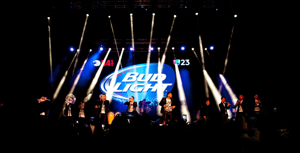 Con la 'Bandononona Clave Nueva' y 'La Séptima Banda' en -The Bomb Factory-