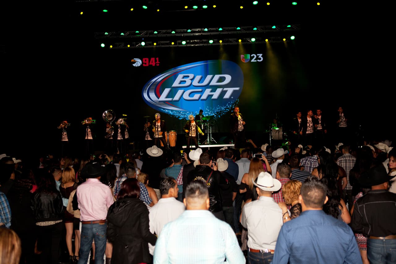 Con la 'Bandononona Clave Nueva' y 'La Séptima Banda' en -The Bomb Factory-