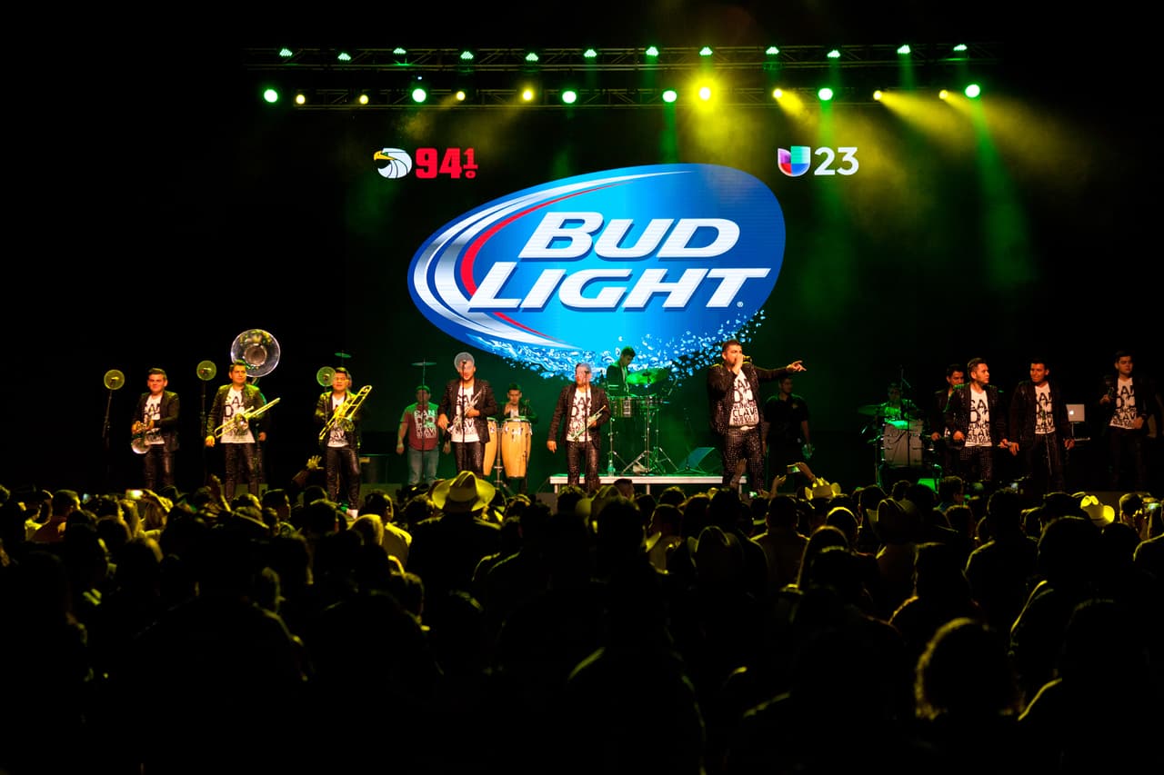 Con la 'Bandononona Clave Nueva' y 'La Séptima Banda' en -The Bomb Factory-