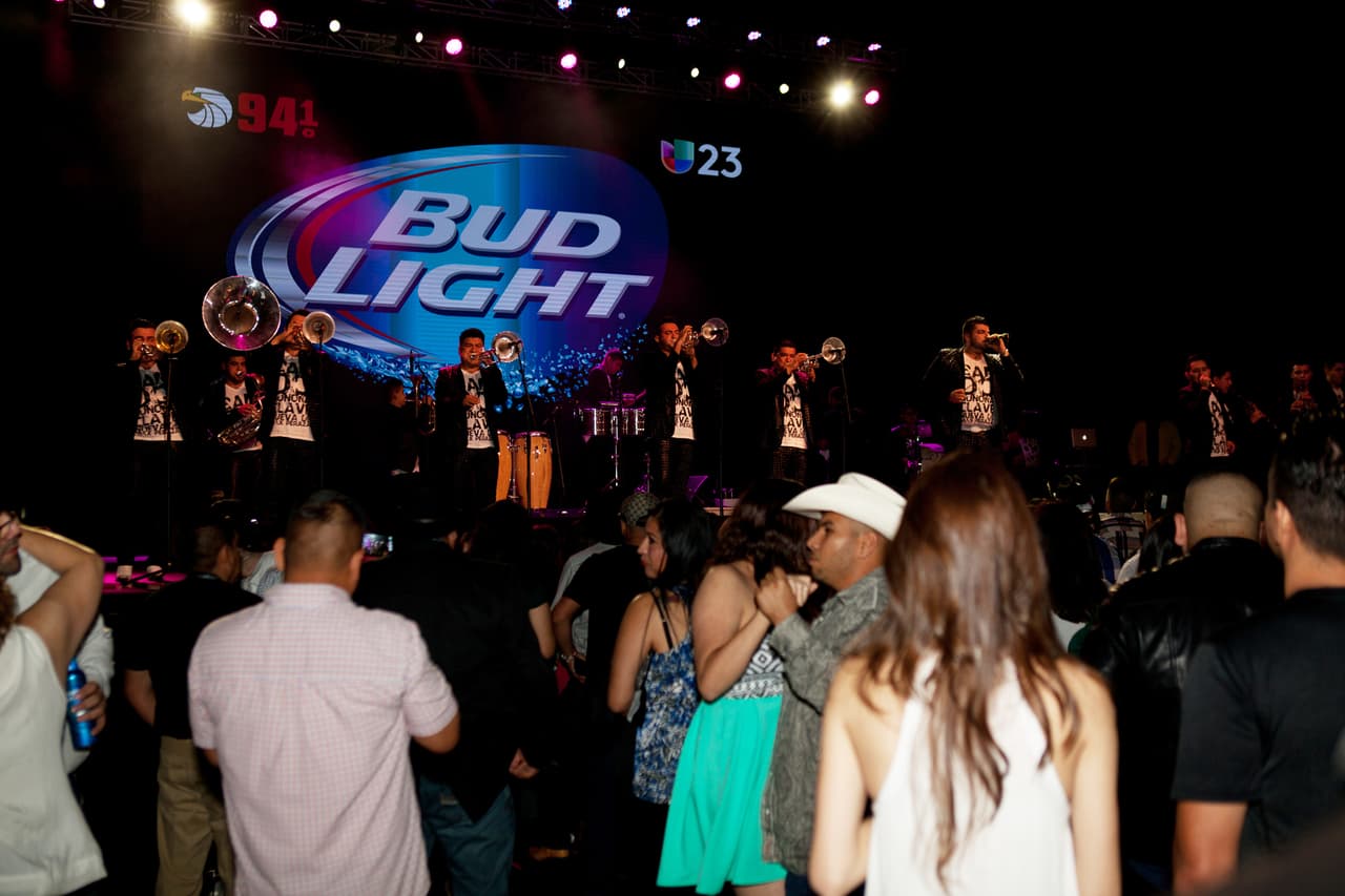 Con la 'Bandononona Clave Nueva' y 'La Séptima Banda' en -The Bomb Factory-