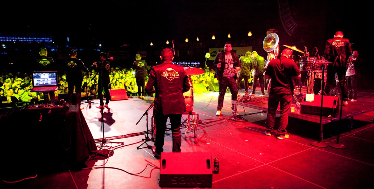 Con la 'Bandononona Clave Nueva' y 'La Séptima Banda' en -The Bomb Factory-