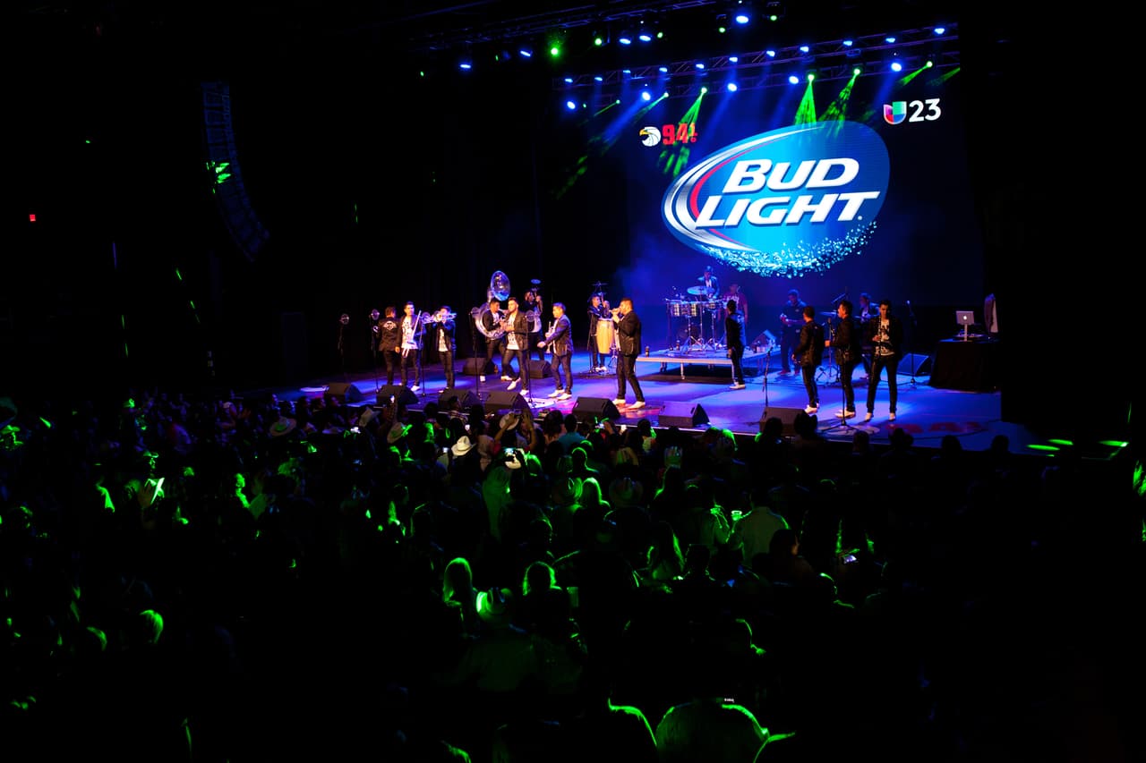 Con la 'Bandononona Clave Nueva' y 'La Séptima Banda' en -The Bomb Factory-