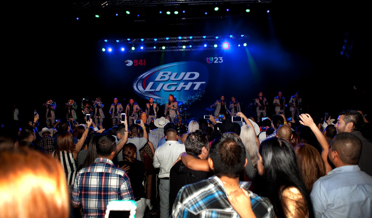 Con la 'Bandononona Clave Nueva' y 'La Séptima Banda' en -The Bomb Factory-